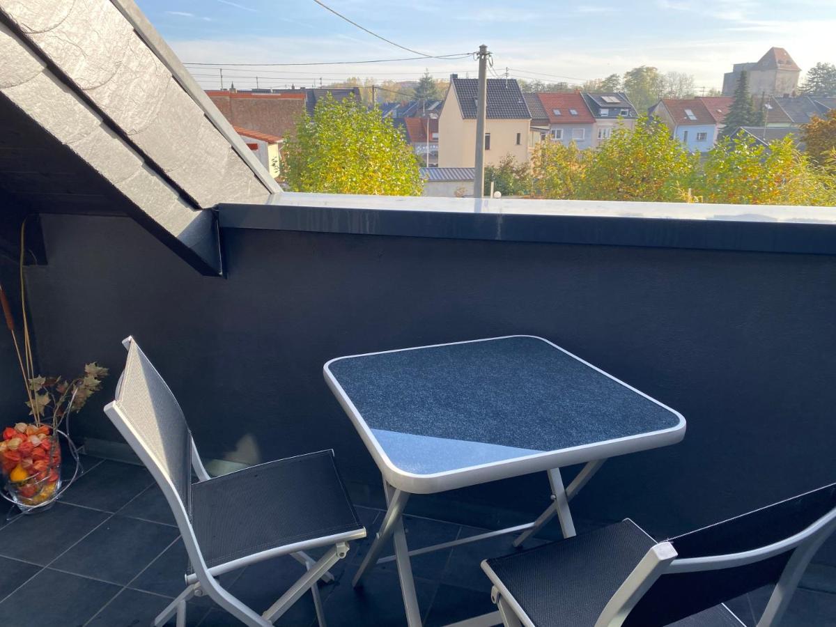 סארלואי Apartment Mit Dachloggia מראה חיצוני תמונה