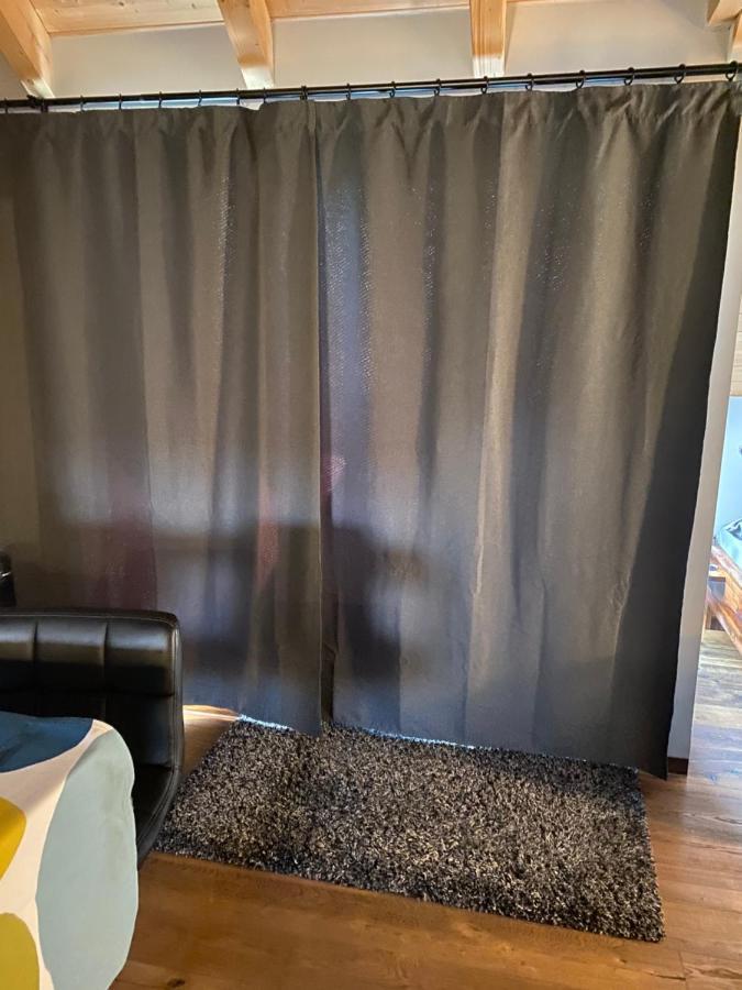 סארלואי Apartment Mit Dachloggia מראה חיצוני תמונה