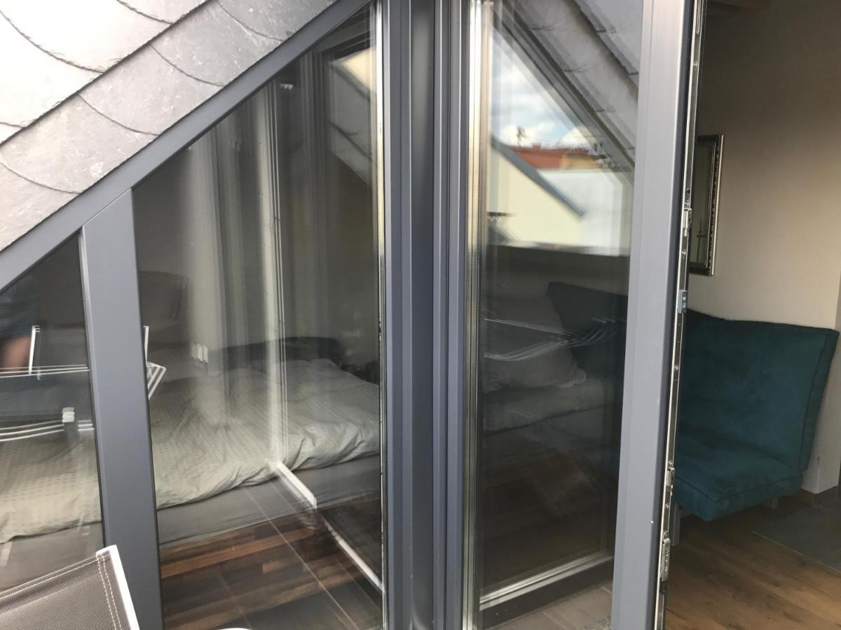 סארלואי Apartment Mit Dachloggia מראה חיצוני תמונה